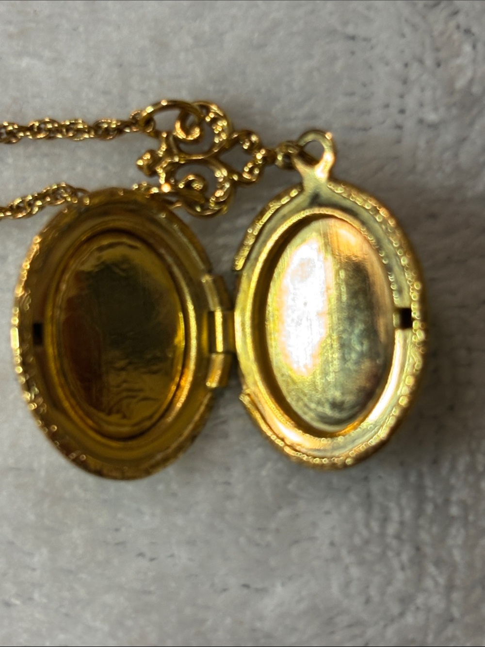Vintage 1928 Gold-tone Floral Portrait Locket Necklace - Picture 5 of 5